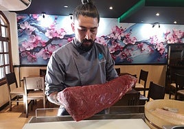 Rafael Rodríguez en su restaurante de Albolote.