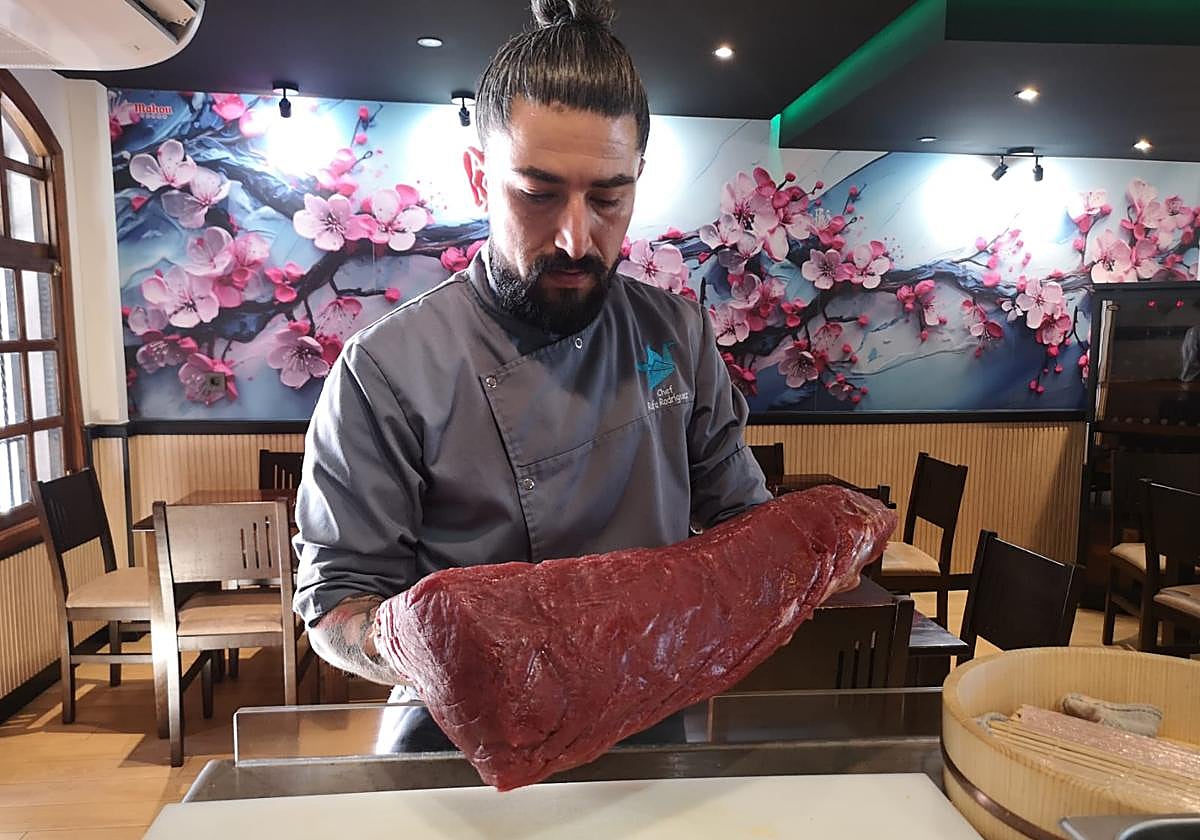 Rafael Rodríguez en su restaurante de Albolote.