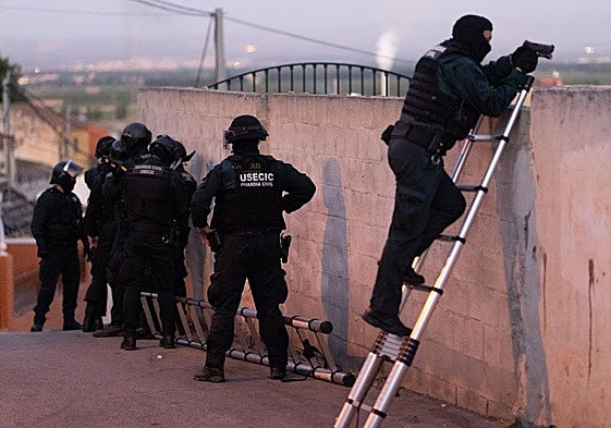 Intervención de la Usecic a las 6:30 horas en una de las viviendas de Pinos Puente.