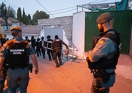 Guardia Civil en los registros de Pinos Puente.