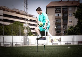 Taras Sokol muestra su destreza con el balón.
