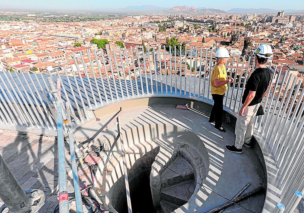 Acceso al mirador, ya con las barras de seguridad colocadas, tras subir los 237 peldaños de la escalera de caracol.