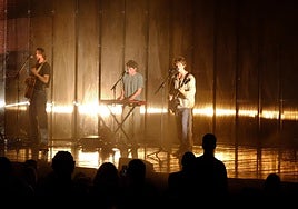 Guitarricadelafuente, a la derecha, durante su actuación anoche en el Palacio de Congresos.