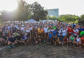El 'influencer' Sergio Turull y varios centenares de granadinos posan antes de salir a correr por la Vega.