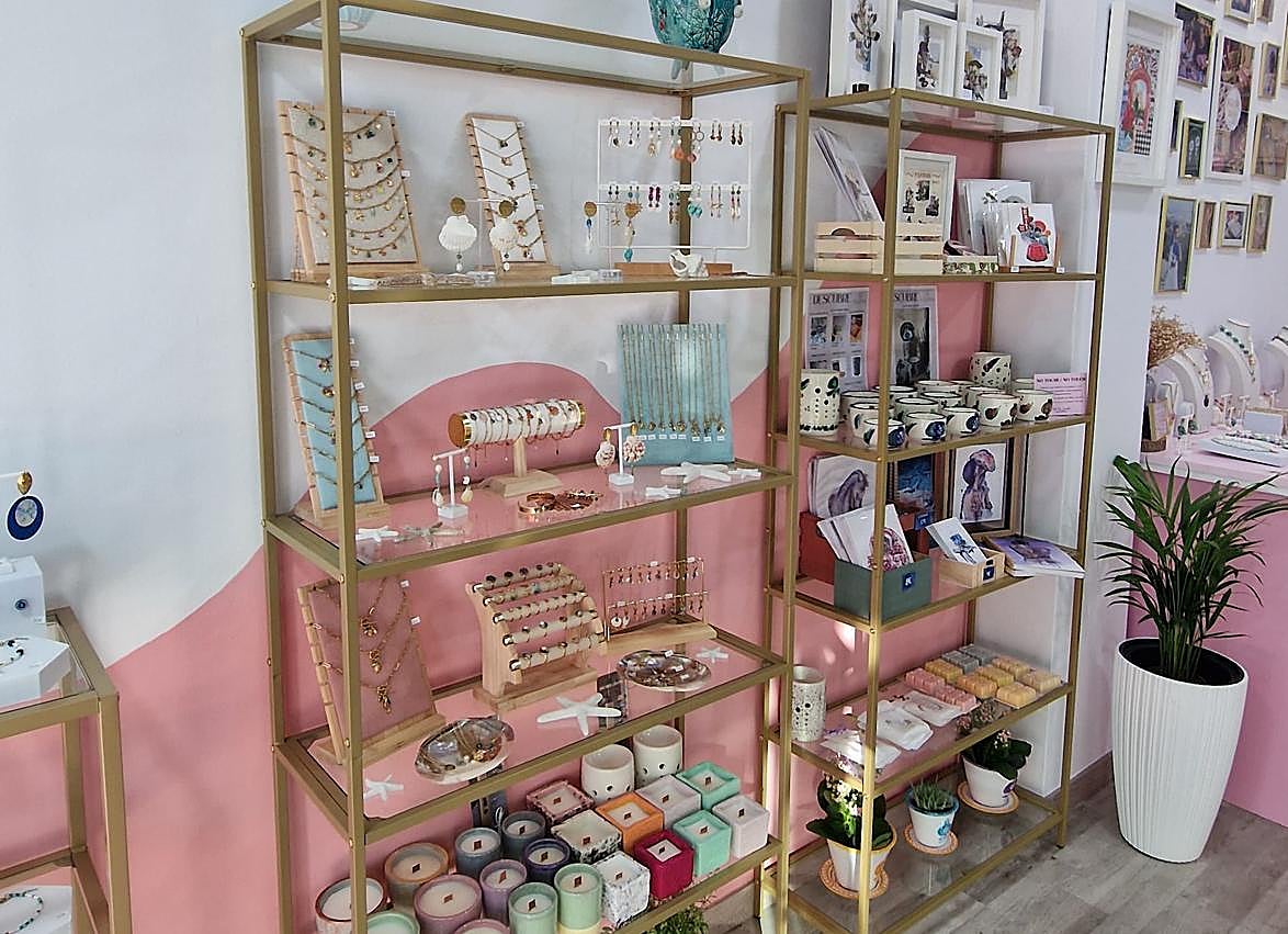 Imagen secundaria 1 - Dentro de la nueva tienda de Noelia.