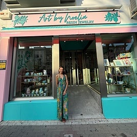 Noelia ante su tienda en Salobreña.