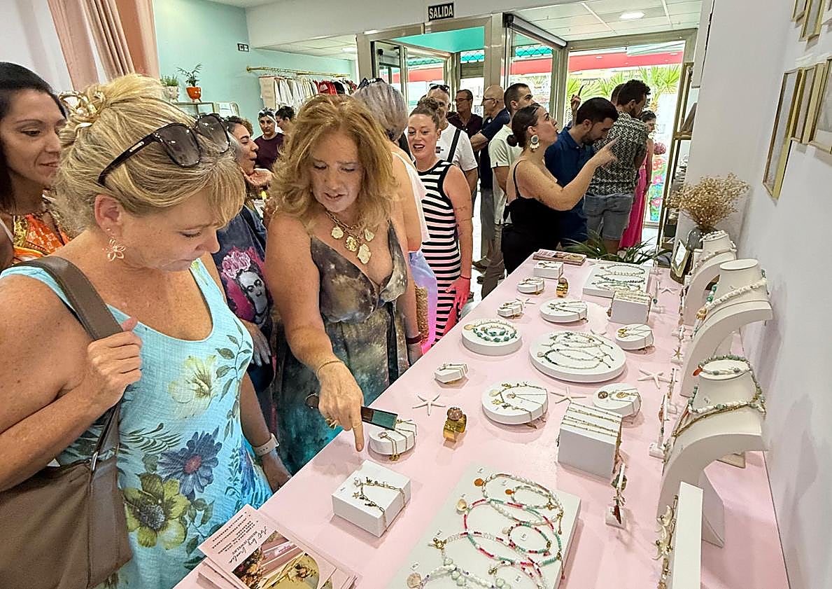 Imagen principal - Dentro de la nueva tienda de Noelia.