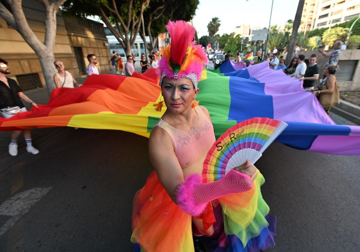 Almería abraza la diversidad con una marcha y un manifiesto...