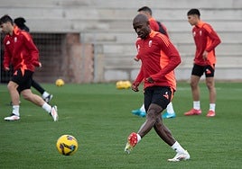 Martin Hongla, durante un entrenamiento con el Granada.