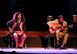 Israel Fernández, a la izquierda, junto a Diego el Morao, a la guitarra.