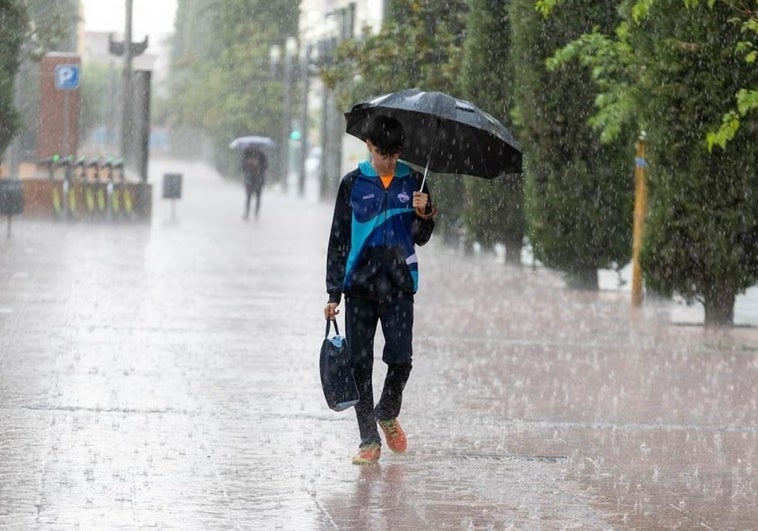 Una pequeña tormenta pilla por sorpresa en el norte de Granada