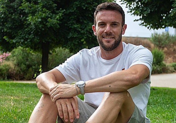 Quini posa sobre la hierba del parque Tico Medina durante sus días de vacaciones en Granada.