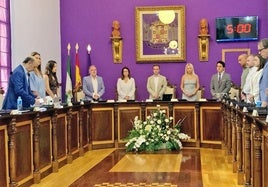 Los concejales de la corporación durante el minuto de silencio.