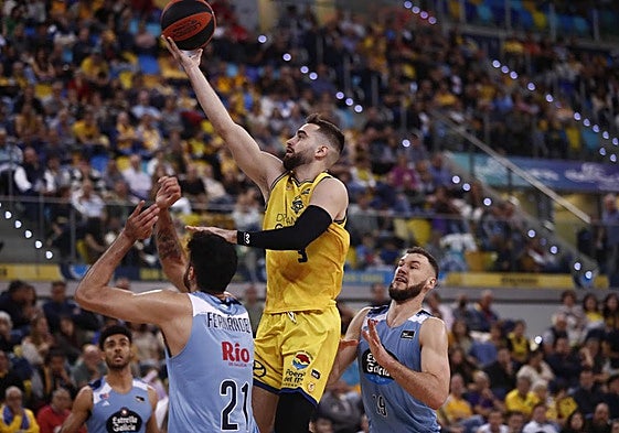 Penetración de Jovan Kljajic ante la defensa del Río Breogán.