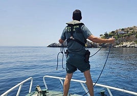La Guardia Civil rescata a un buceador desorientado y herido en la cara poniente de La Punta de la Mona (Almuñecar)