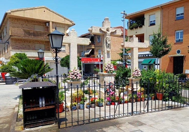 El pueblo de Granada custodiado por tres cruces de piedra desde los Reyes Católicos