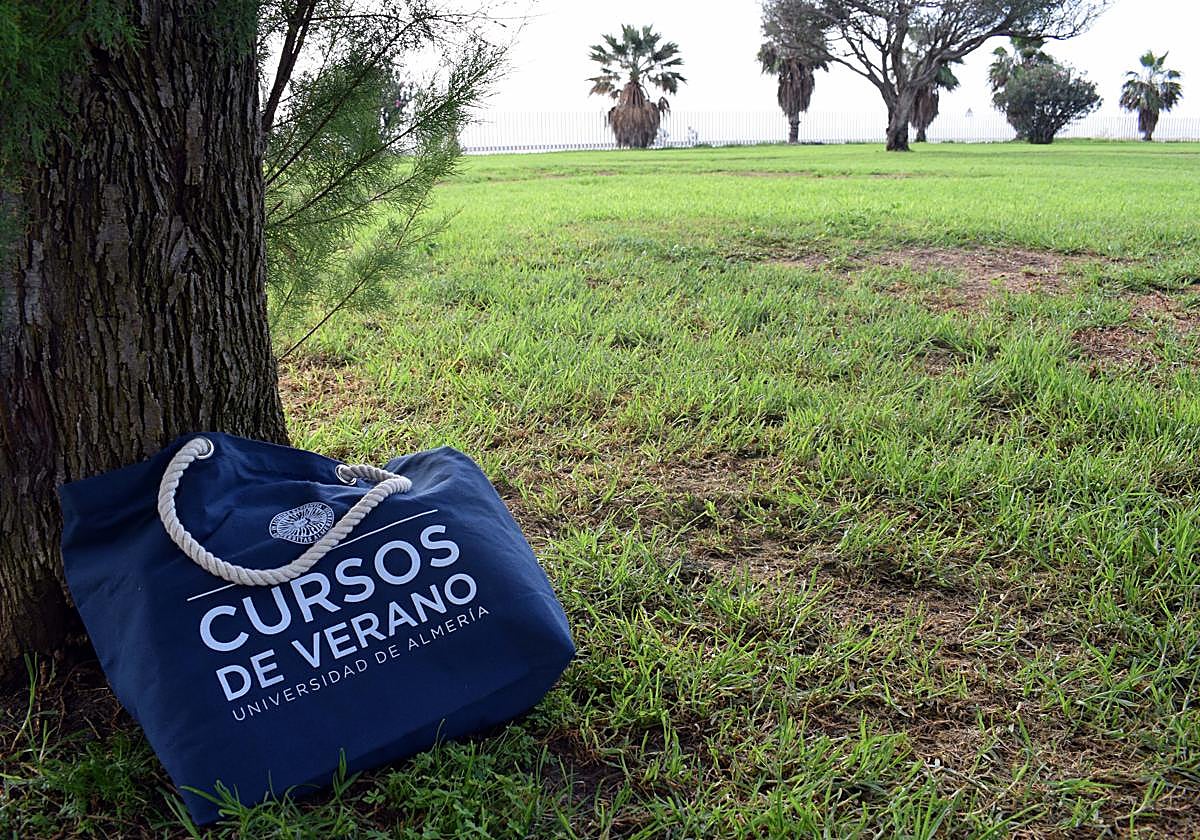 Bolsa con la nueva imagen de los Cursos de Verano de la Universidad de Almería.