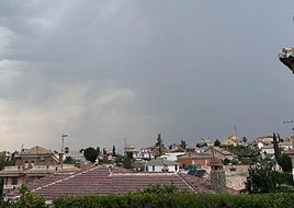 Intensa tormenta y desplome brutal de grados en Granada y su Cinturón con truenos y rayos