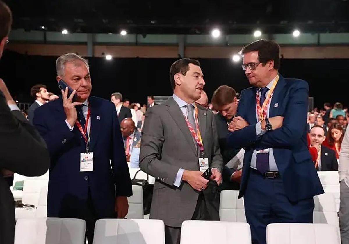 Juanma Moreno (c.), junto a Oscar López (d.) y José Luis Sanz (i.), este lunes, en la inauguración de la IV Conferencia Internacional sobre Financiación para el Desarrollo de la ONU