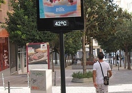 Termómetro en una calle centrica de la capital jienense.