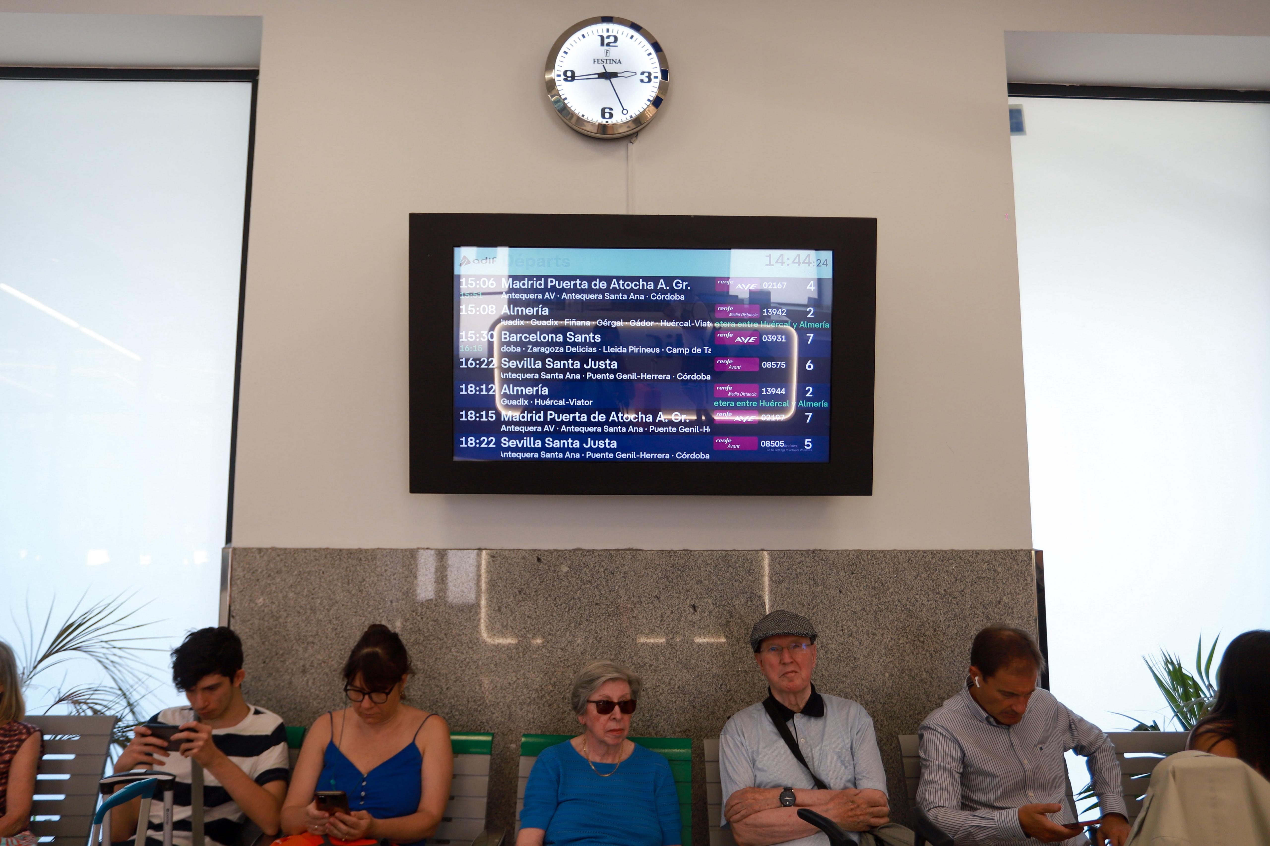 Las imágenes de la espera y la desesperación en la estación de tren de Granada