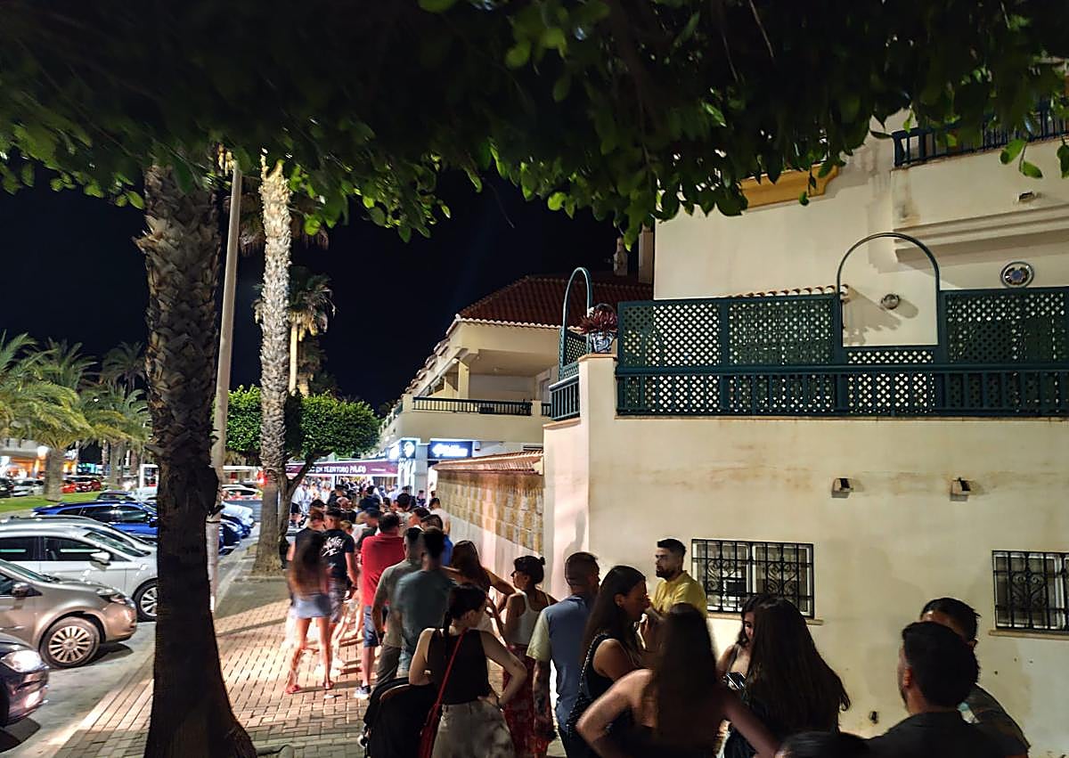 Imagen secundaria 1 - Colas enormes en esta heladería de la costa granadina por un producto estrella