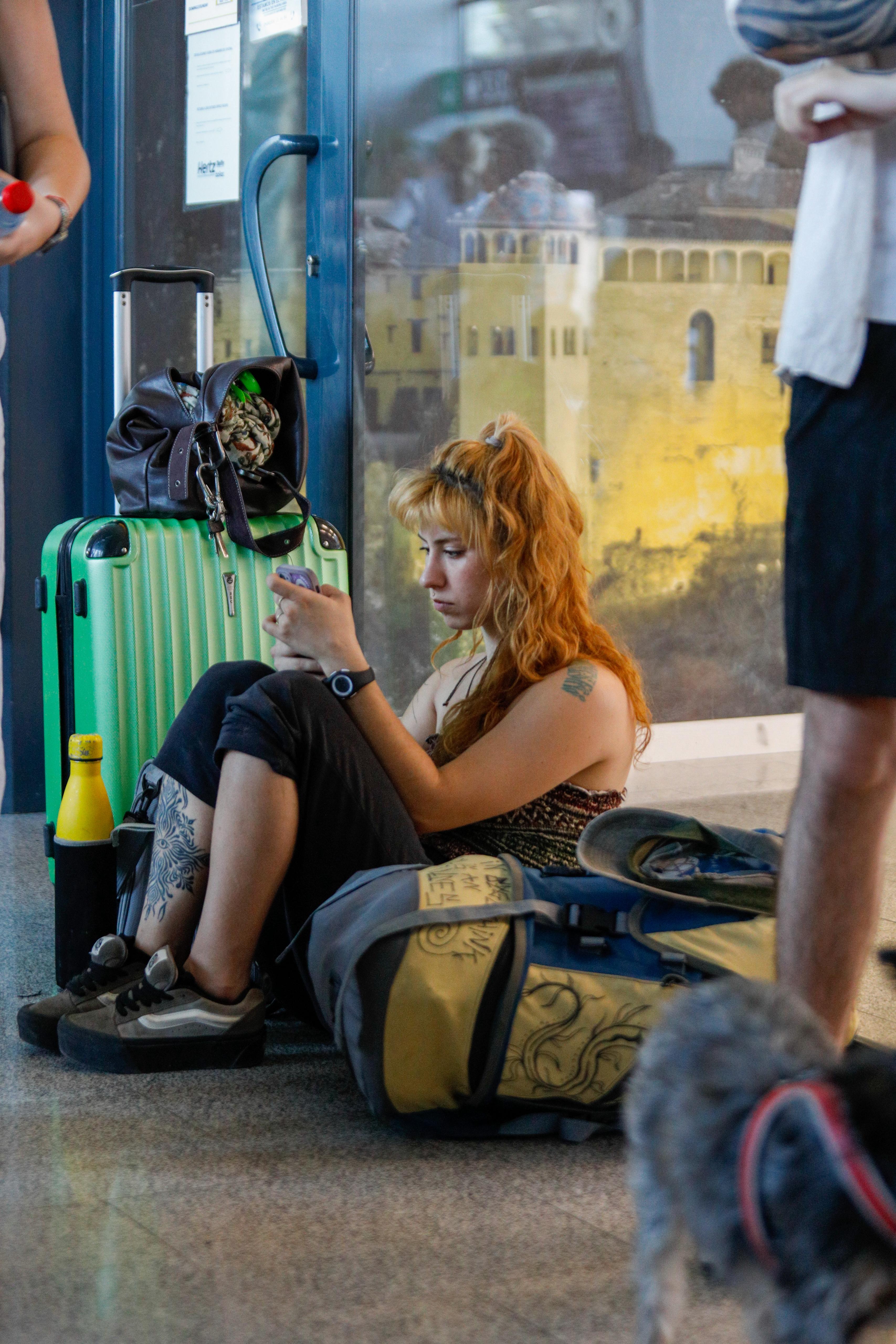 Las imágenes de la espera y la desesperación en la estación de tren de Granada