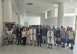 El Clínico San Cecilio acerca la muestra itinerante del Museo Arqueológico a sus pacientes