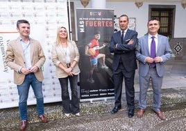El Ayuntamiento abrazó al Covirán en la presentación de la campaña de abonos rojinegra.