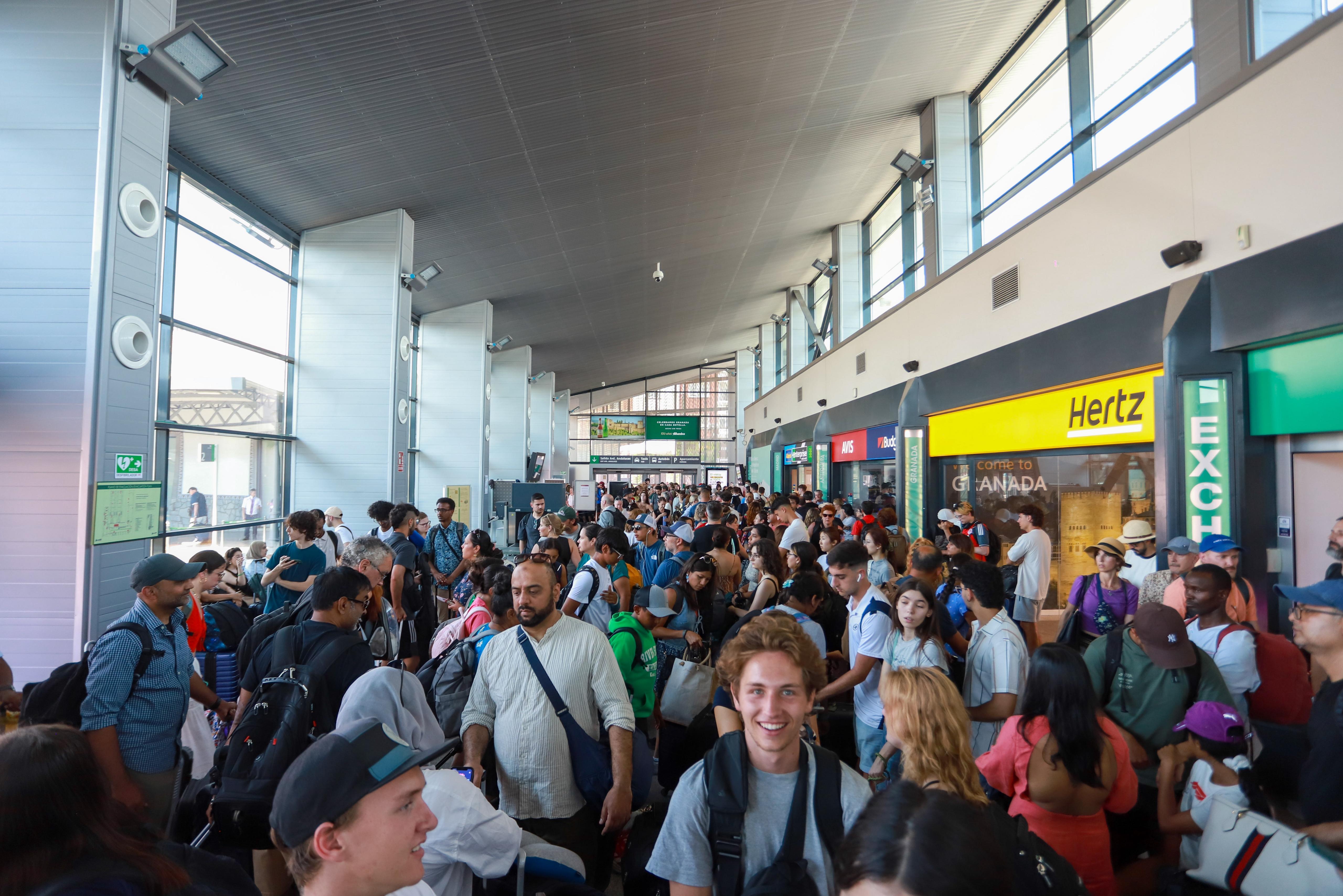 Las imágenes de la espera y la desesperación en la estación de tren de Granada