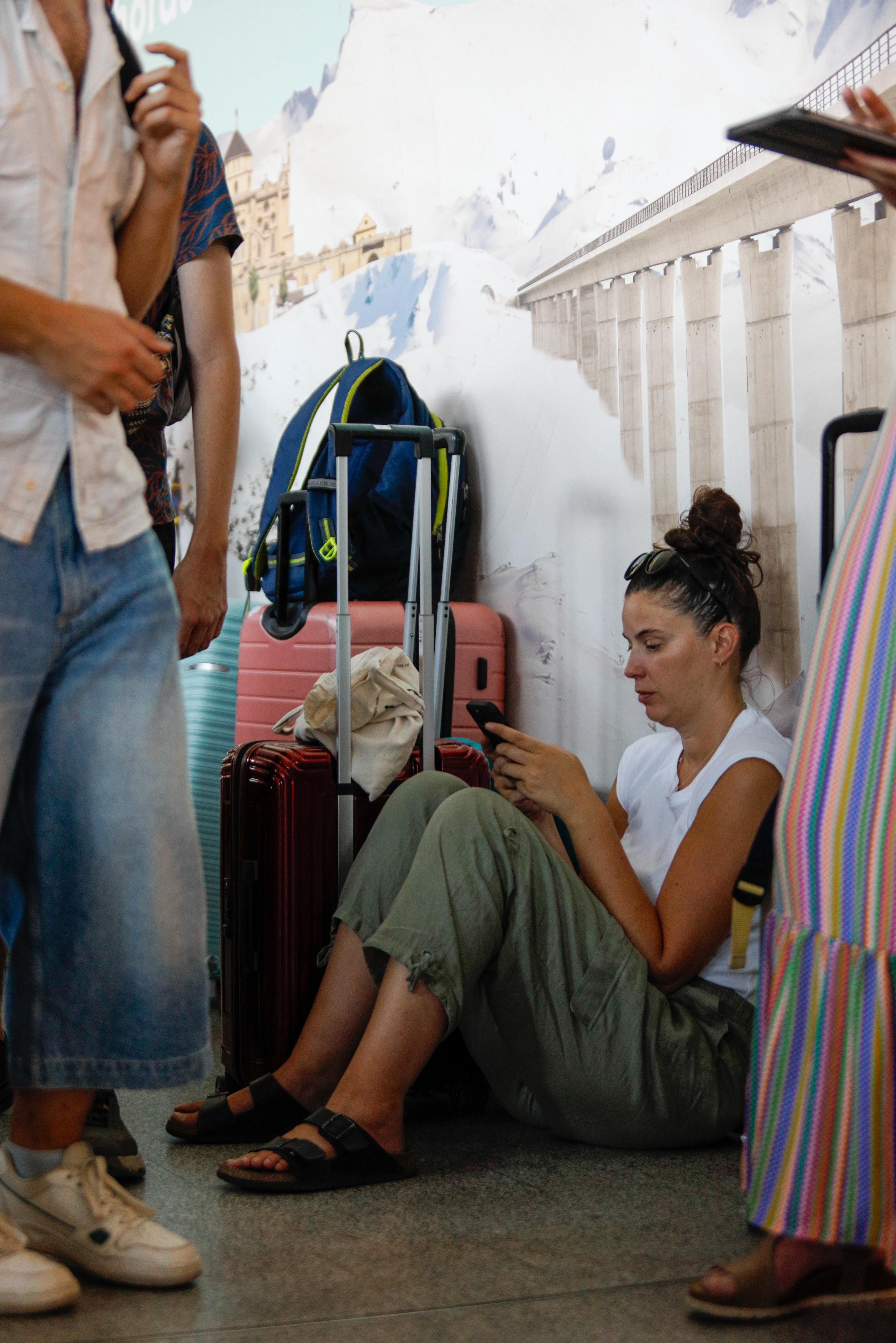 Las imágenes de la espera y la desesperación en la estación de tren de Granada