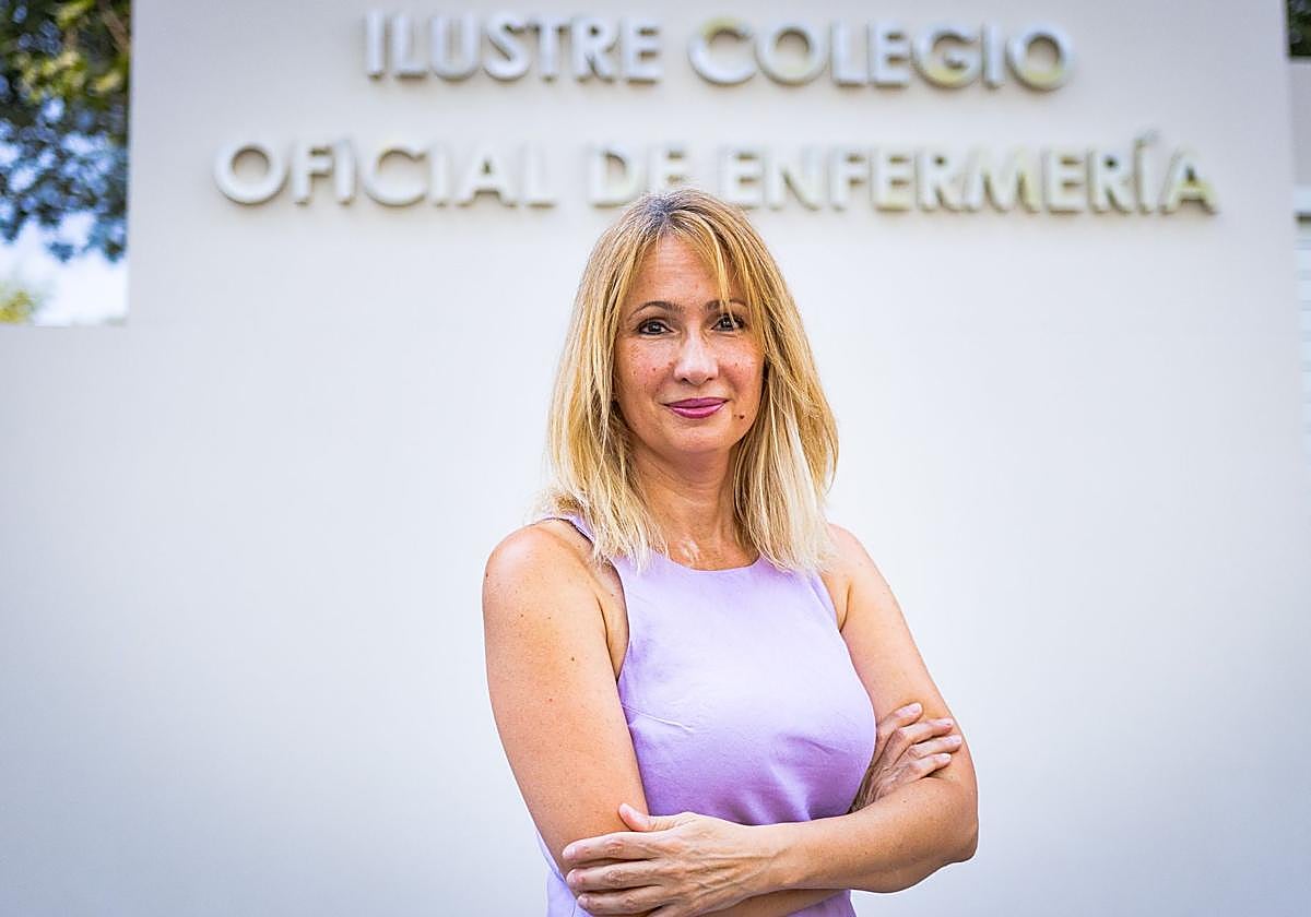 Raquel Rodríguez, frente a la sede del Colegio de Enfermería de Granada.