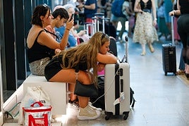 Las imágenes de la espera y la desesperación en la estación de tren de Granada