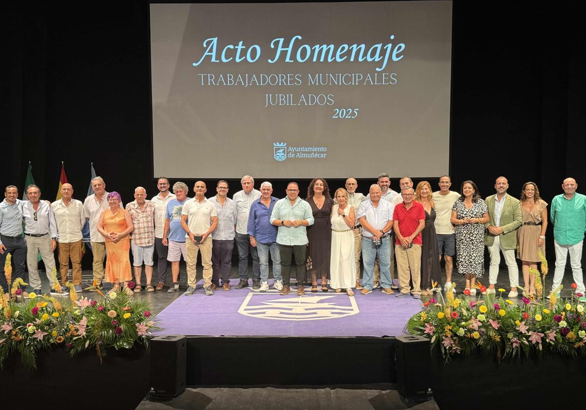 Almuñécar rinde homenajea a 17 empleados municipales...