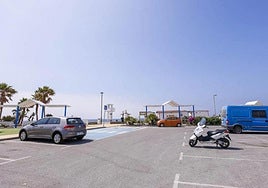 Aparcamientos en la playa de Carchuna.