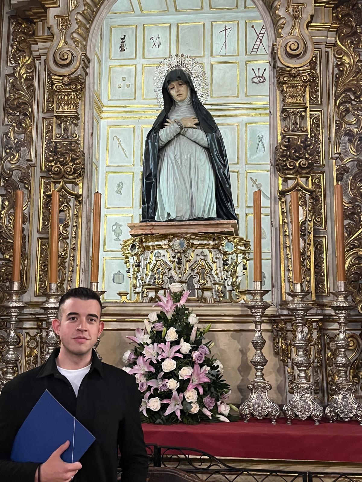 El hermano mayor electo bajo la imponente Soledad de Mora