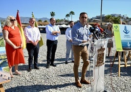 El presidente de la Diputación, Francis Rodríguez, acompañado por el vicepresidente primero Nicolás Navarro, el diputado de Obras Públicas José Ramón Jiménez, y el alcalde de Salobreña, Javier Ortega en la presentación.