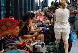 Pasajeros esperan en Andaluces.