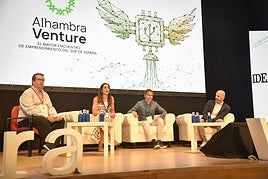 Mesa redonda entre Miriam Gutiérrez, Óscar Sanz y Luis Miguel Nebot.
