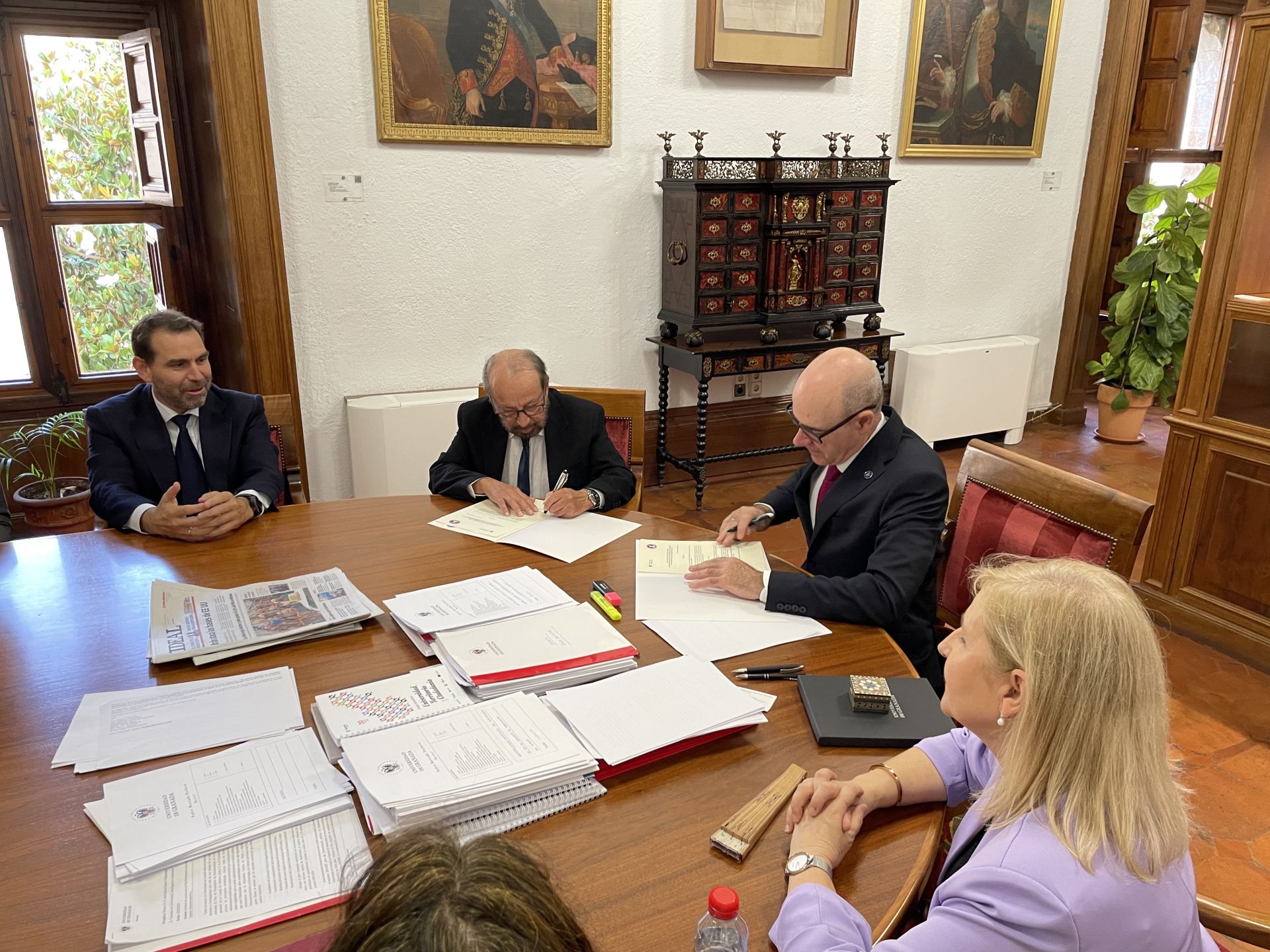 El director de Cámara Granada, Joaquín Rubio y los los rectores Federico Cárdenas y Pedro Mercado.