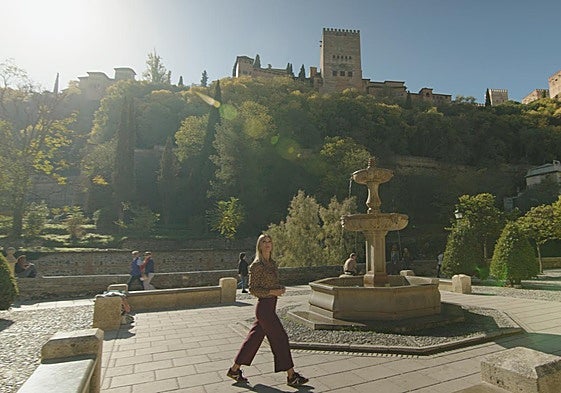 La presentadora Adrienne Chaballe con la Alhambra de fondo.