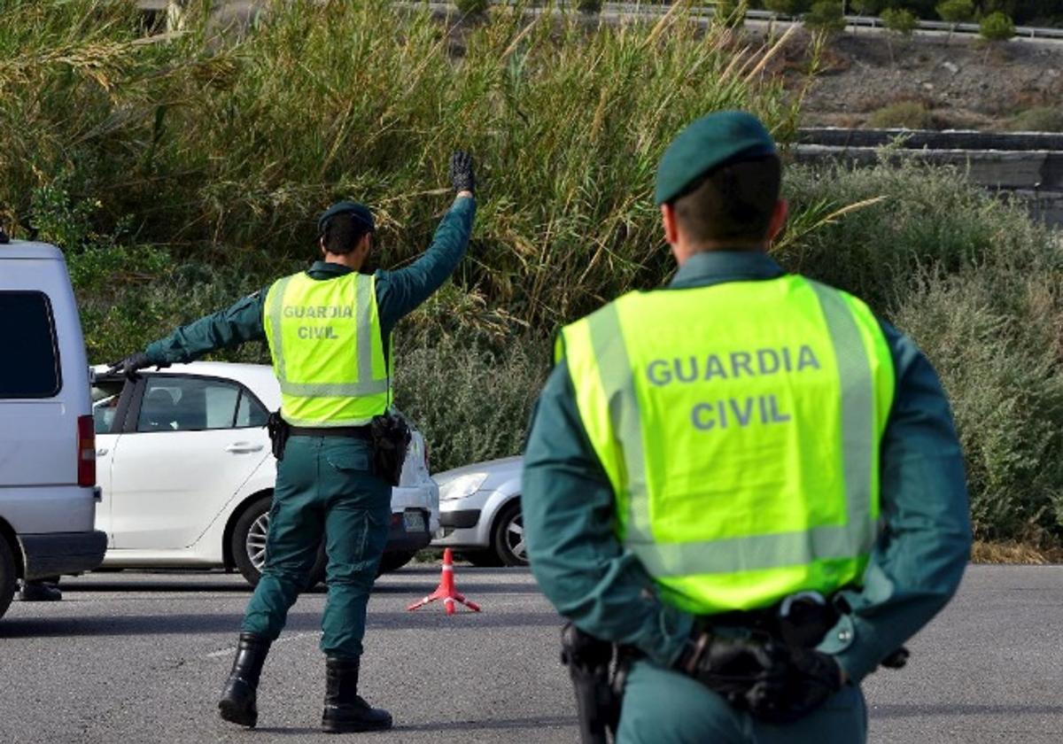 Un guardia civil salva la vida al evitar ser atropellado por un...