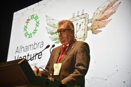 Manfredo Monforte en el escenario de Alhambra Venture.