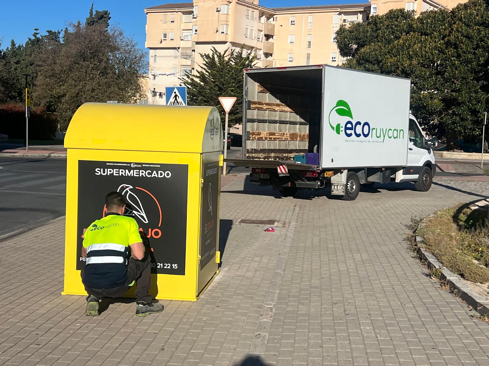 Un trabajador de ECOruycan se dispone a retirar material de uno de los contenedores que gestionan.