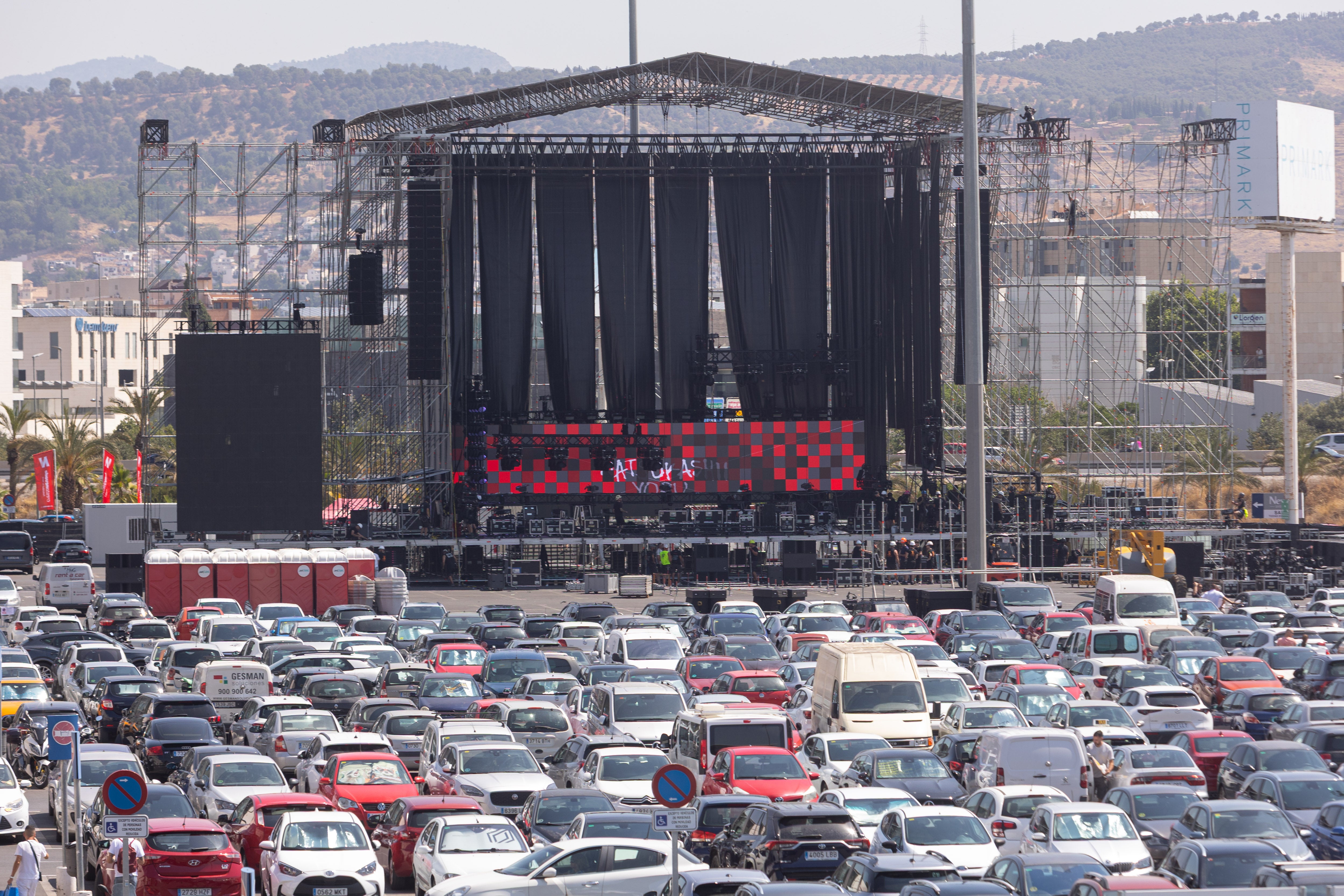 El aparcamiento del centro comercial Nevada todavía acoge coches.