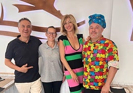 Roberto Brasero y Susanna Griso con Mónica y David, propietarios de El Rinconcillo M&D.