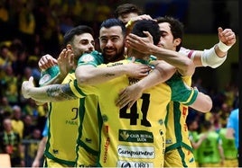 Alegría en el equipo de Jaén Paraíso Interior por un tanto durante un partido de liga.
