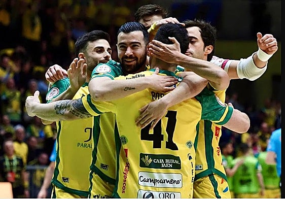 Alegría en el equipo de Jaén Paraíso Interior por un tanto durante un partido de liga.