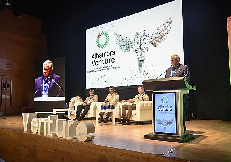 Panel de expertos en Defensa en el escenario de Alhambra Venture.