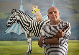 Juan Vida junto a una de las obras de ambiente circense que pinta en su estudio de Pinos Genil.